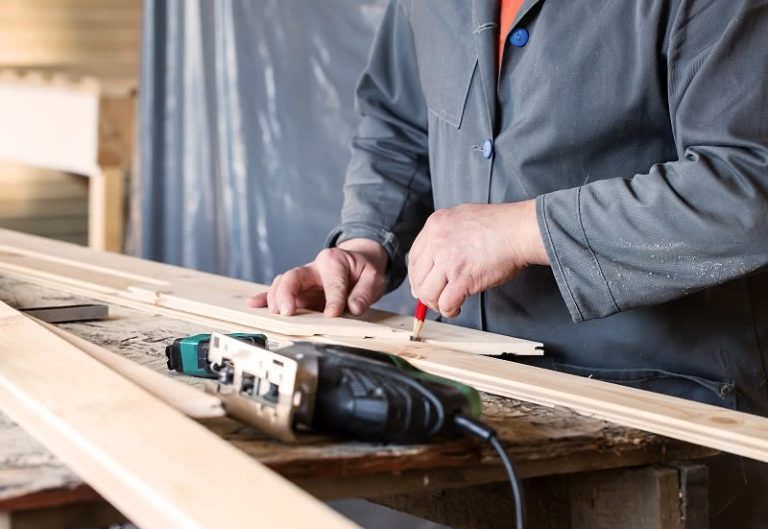 How to Cut Vinyl Siding Best way and Cutting tools